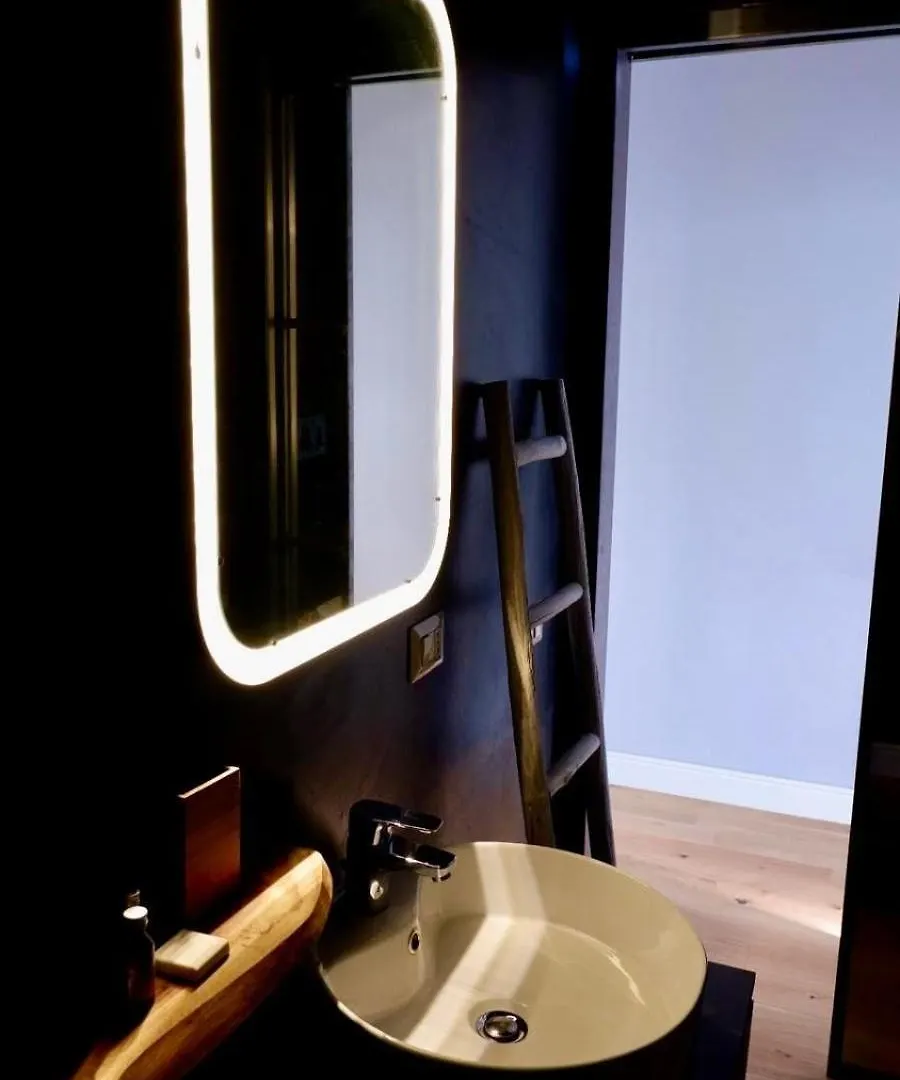 Cozy Renovated Comfort Apartment In Isola Milan Italy